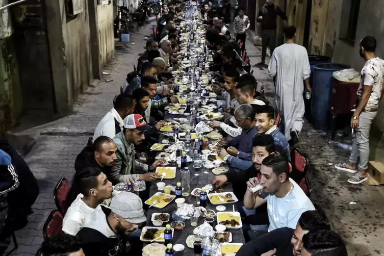 Iftar auf dem Markt in Kairo
